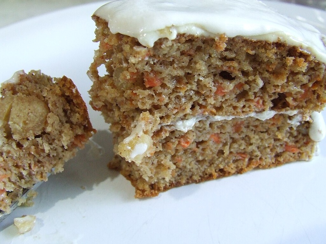 En vackert upplagd tallrik med en glutenfri måltid, innehållande lax, grönsaker och quinoa.